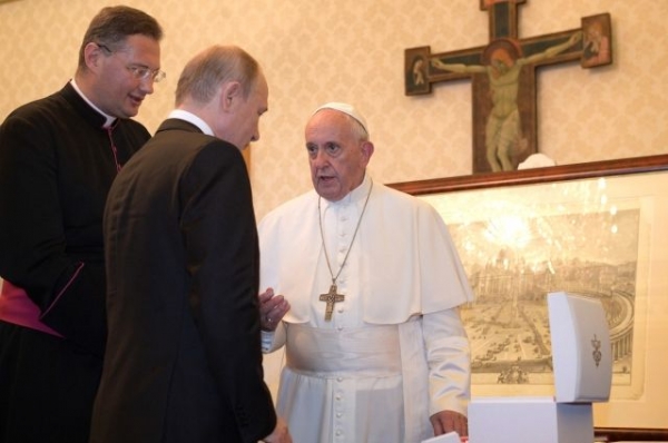 Папа Римский Франциск попросил Путина молиться за него